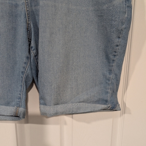 Signature by Levi Strauss Light Wash Denim Bermuda Shorts in Size 22 (W36) - Picture 5 of 12